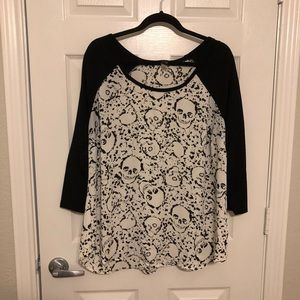 Torrid size 2 3/4 sleeve top with skulls